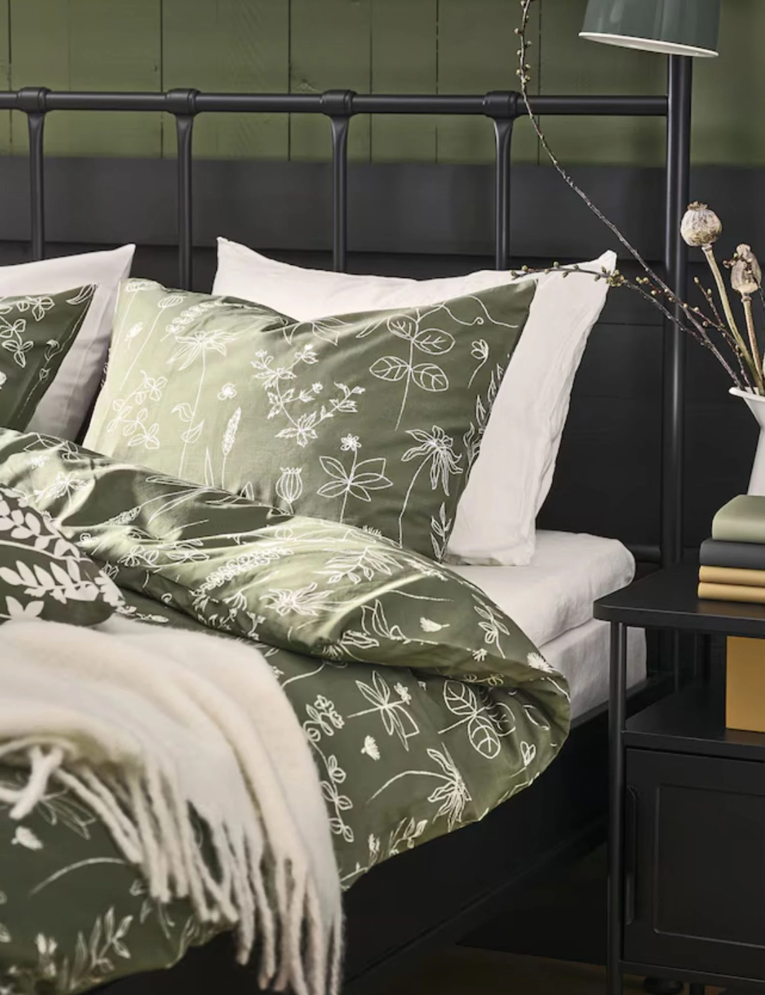 lint de lit vert motif floral catalogue IKEA 2024 2025