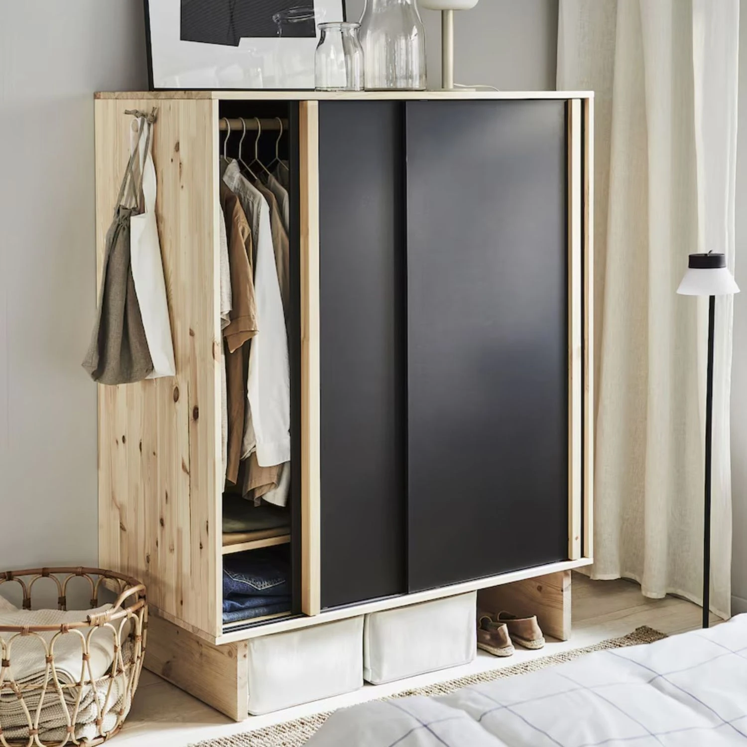 armoire porte coulissante noire en pin