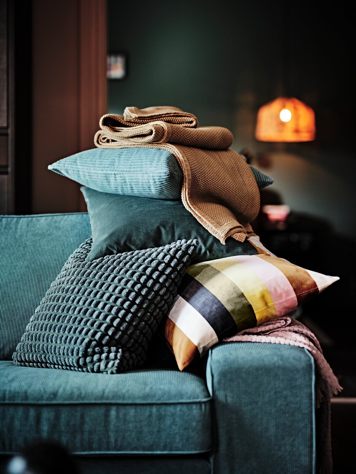 salon canapé velours bleu catalogue IKEA 2024 2025