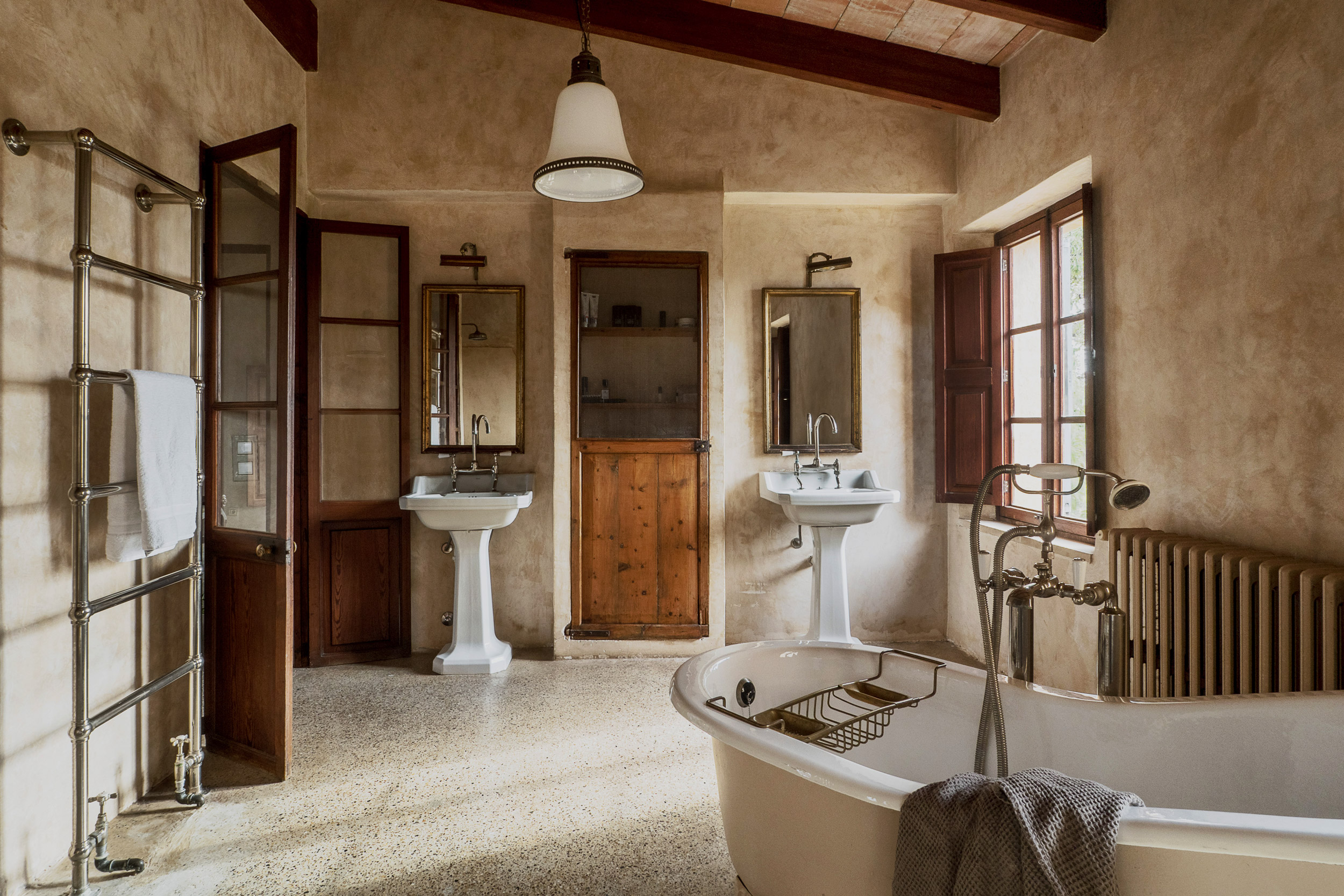 salle de bain vintage maison en pierres Majorque salle de bain vintage maison en pierres Majorque