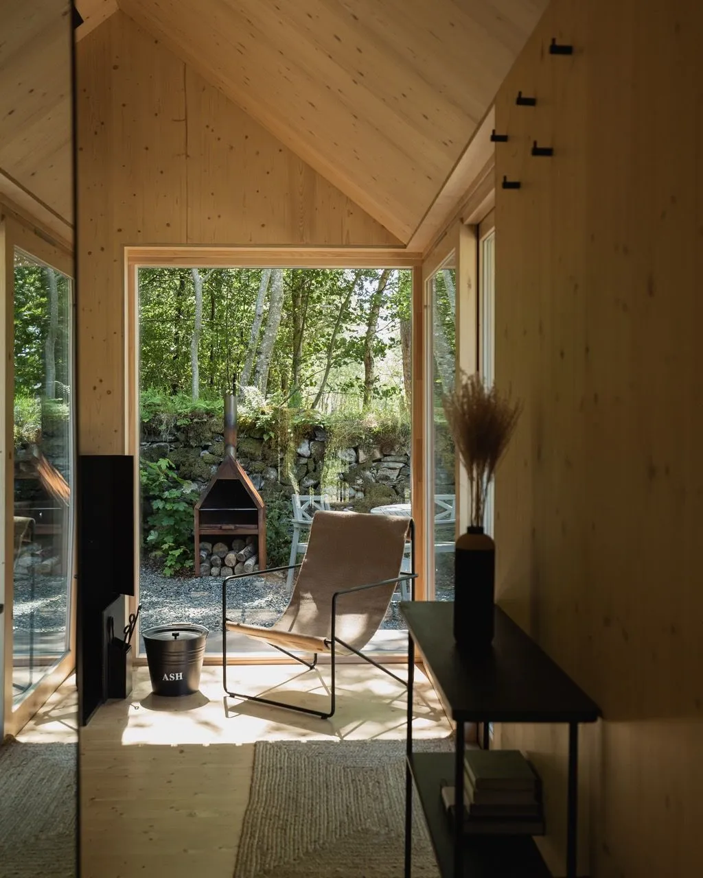 salon avec picture window mini maison en bois 27m2 Kabn salon avec picture window mini maison en bois 27m2 Kabn