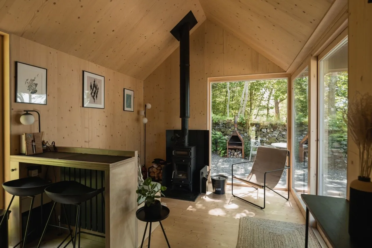 salon avec poêle mini maison en bois 27m2 Kabn salon avec poêle mini maison en bois 27m2 Kabn