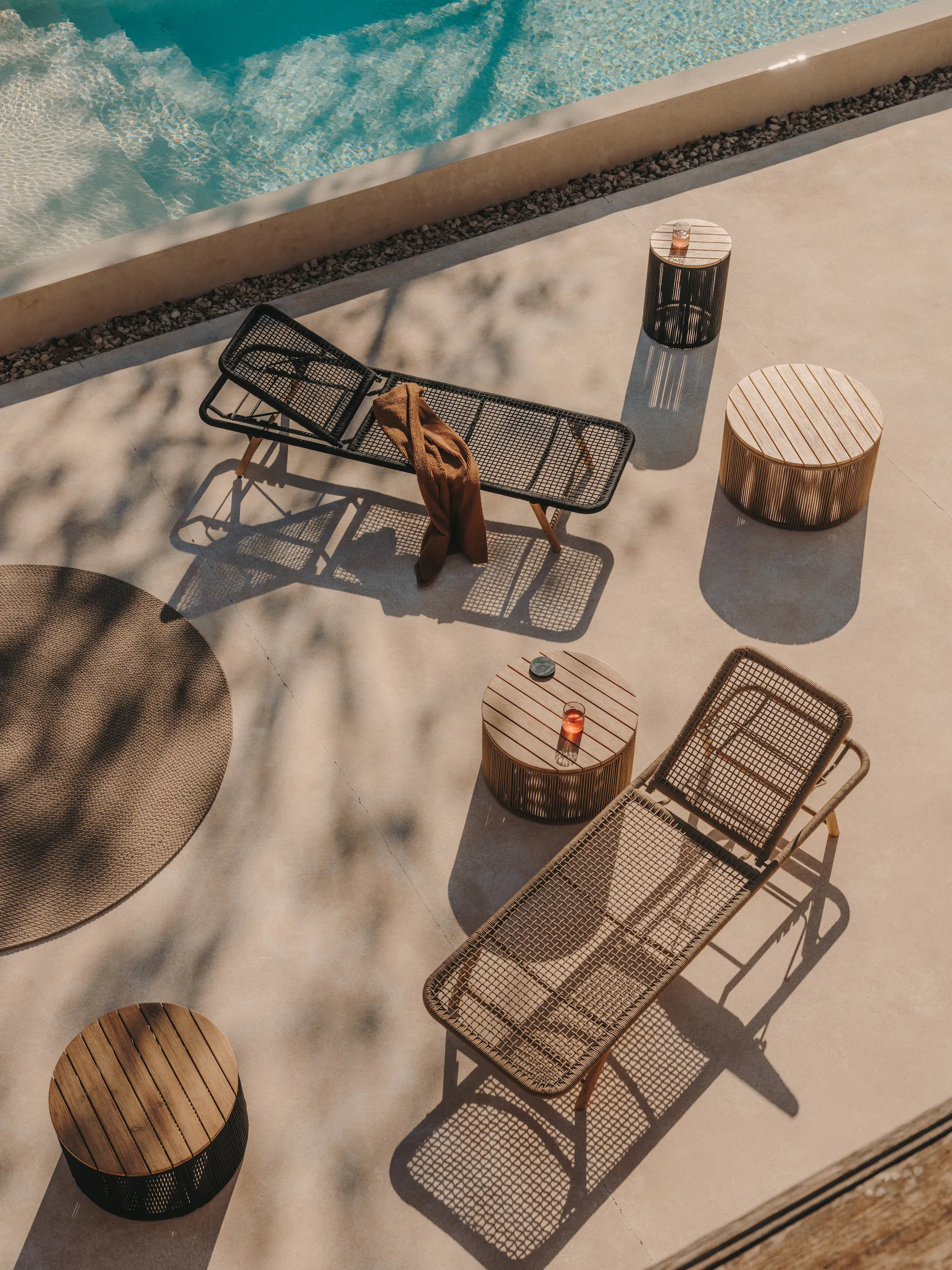 terrasse avec piscine nouvelle collection outdoor Kave Home printemps/été 2024