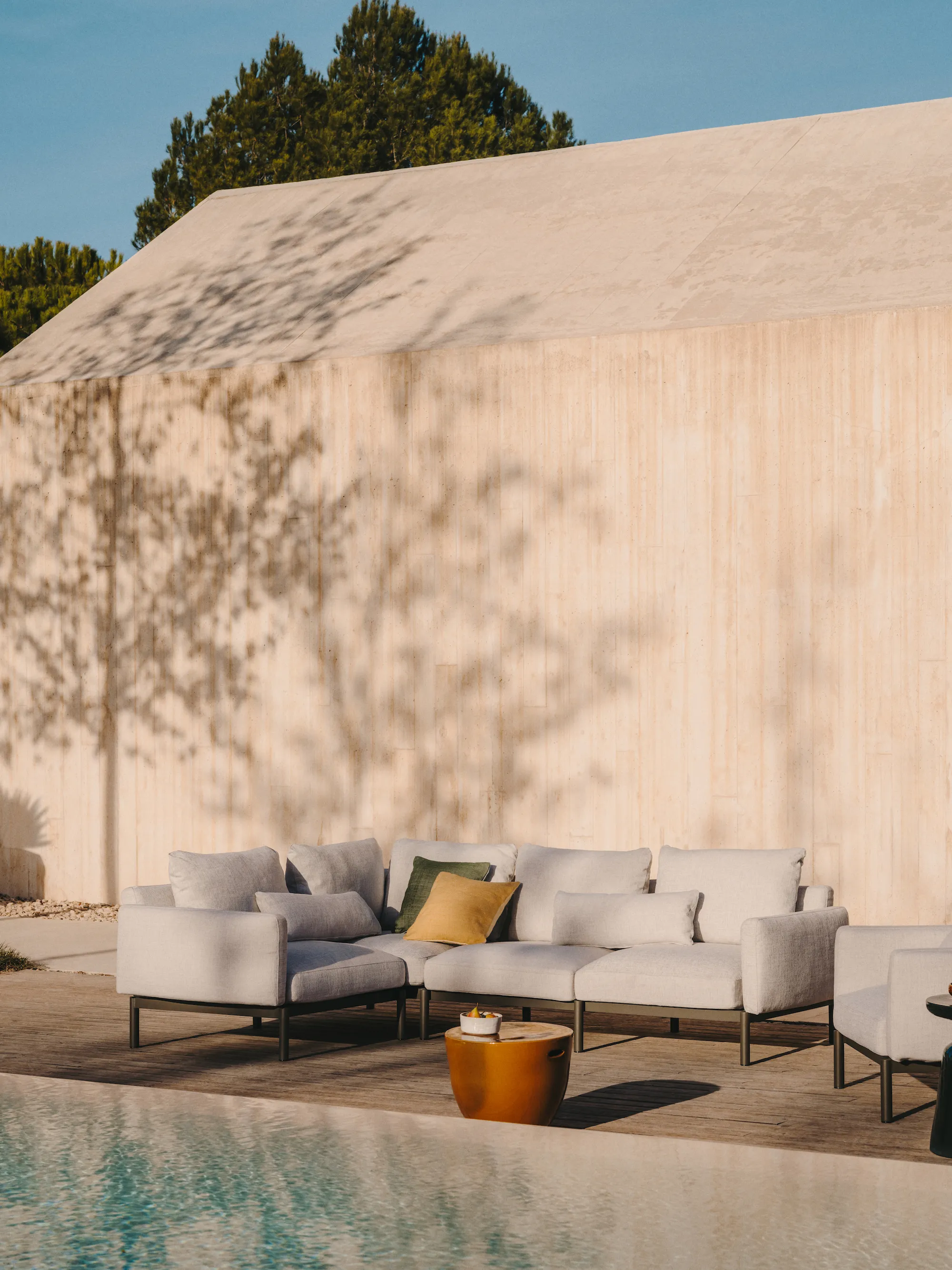 terrasse avec piscine nouvelle collection outdoor Kave Home printemps/été 2024