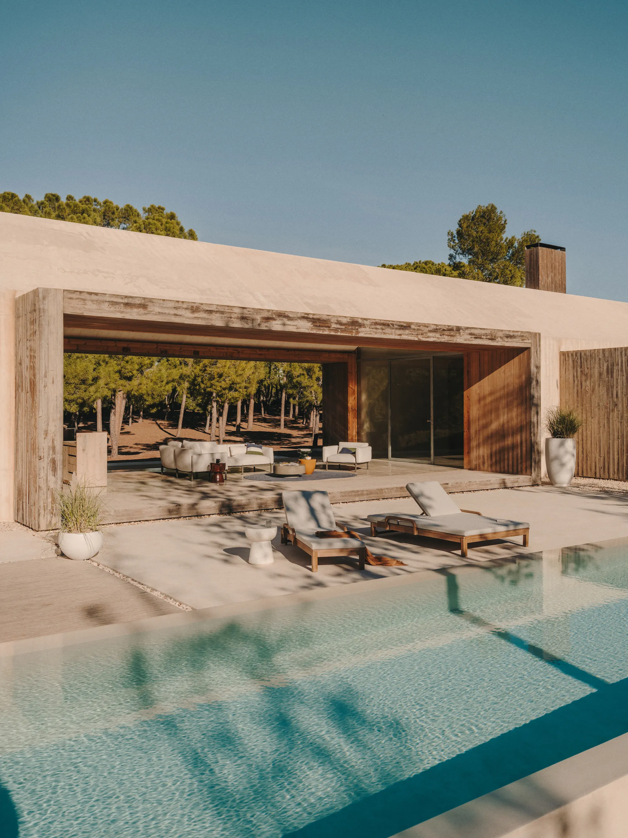 terrasse avec piscine nouvelle collection outdoor Kave Home printemps/été 2024