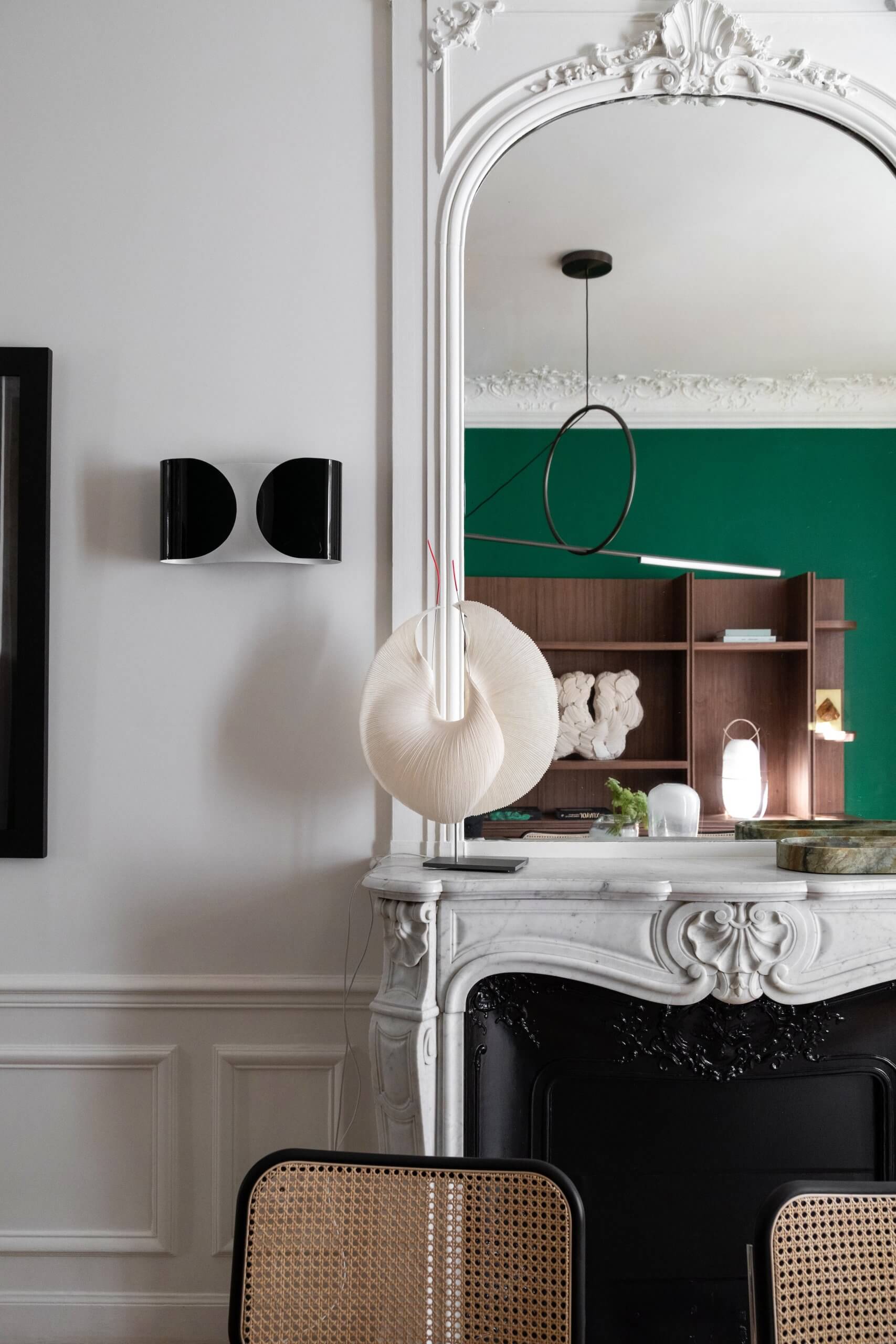 salon avec cheminée décoration design appartement haussmannien Paris