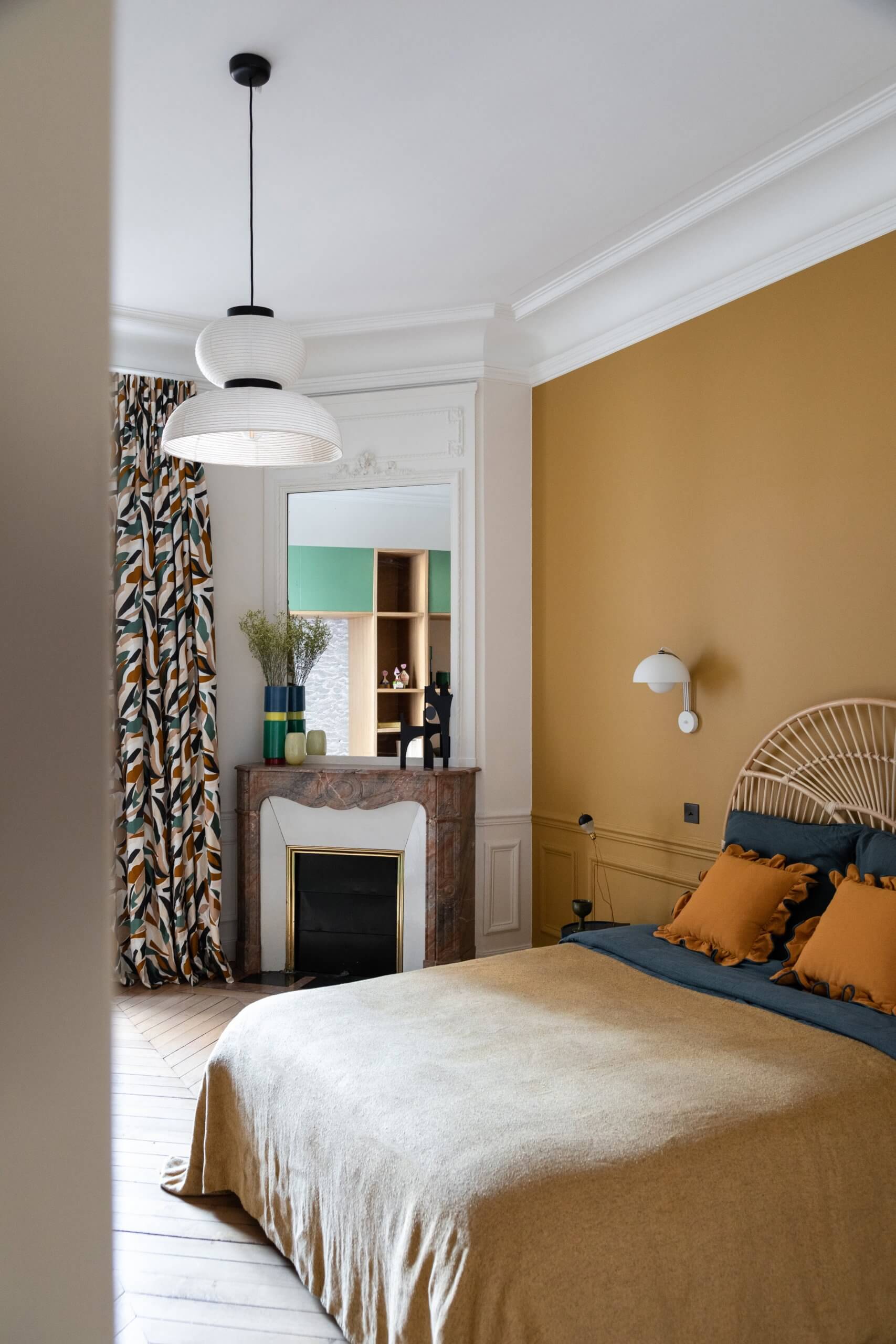 chambre jaune appartement haussmannien Paris