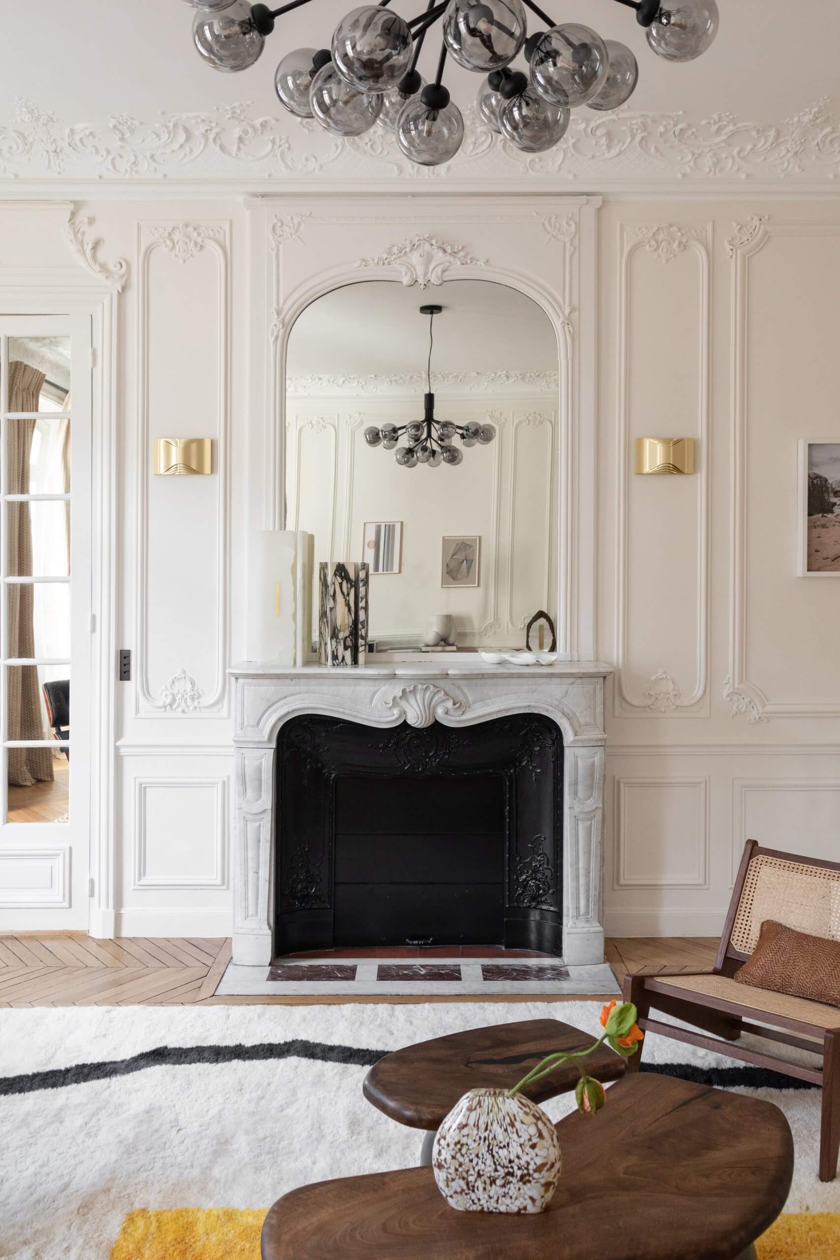 salon avec cheminée décoration design appartement haussmannien Paris