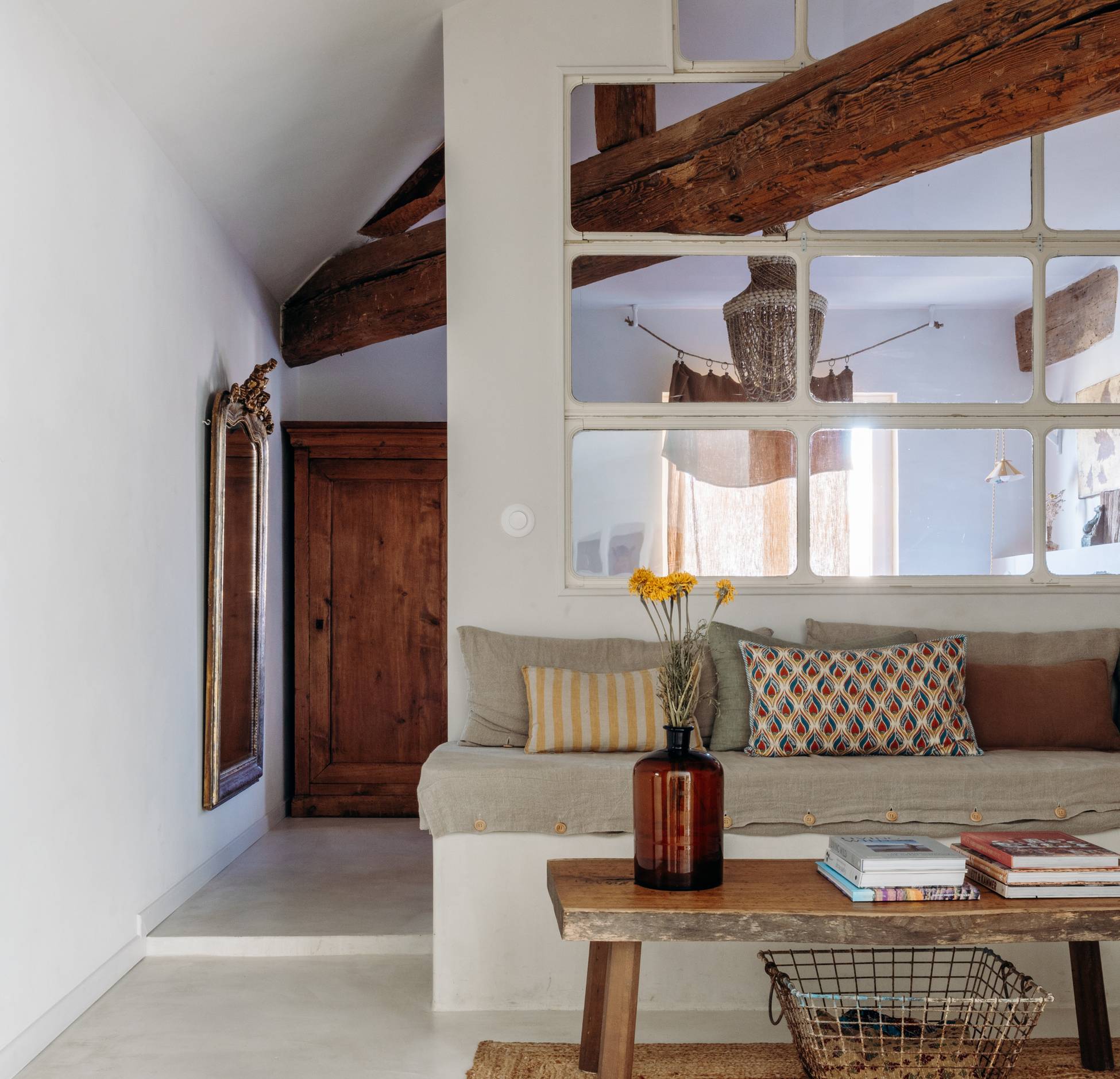 salon avec verrière blanche Maisons Clotilde le 40 rue de l’anguille
