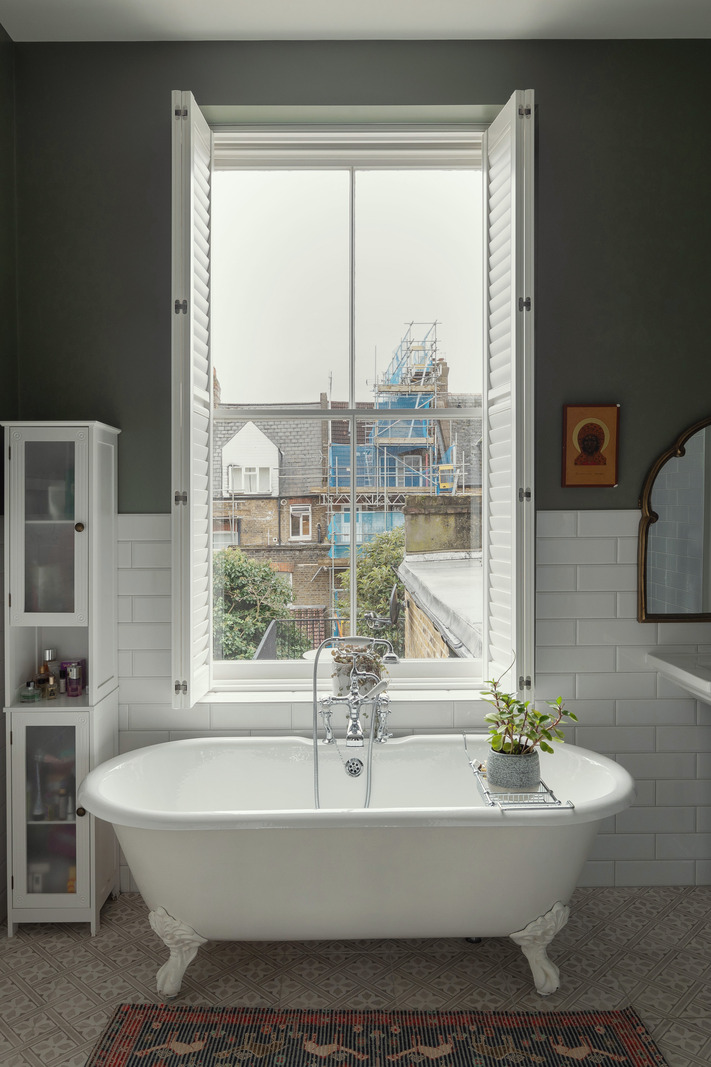 salle de bain vintage mur vert