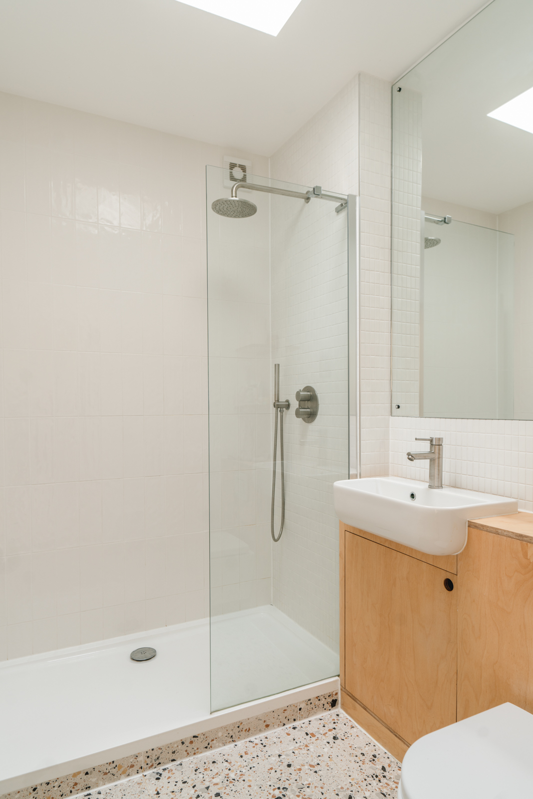 salle de bain design sol terrazzo appartement rénové 65m2 Londres