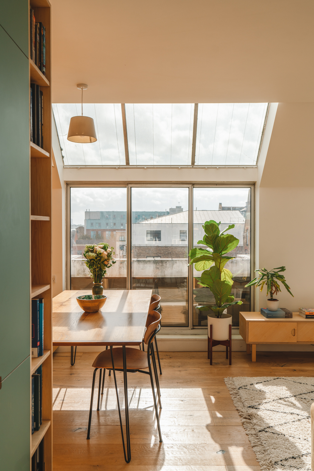 salle à manger verrière zénithale décoration vintage et mid-century