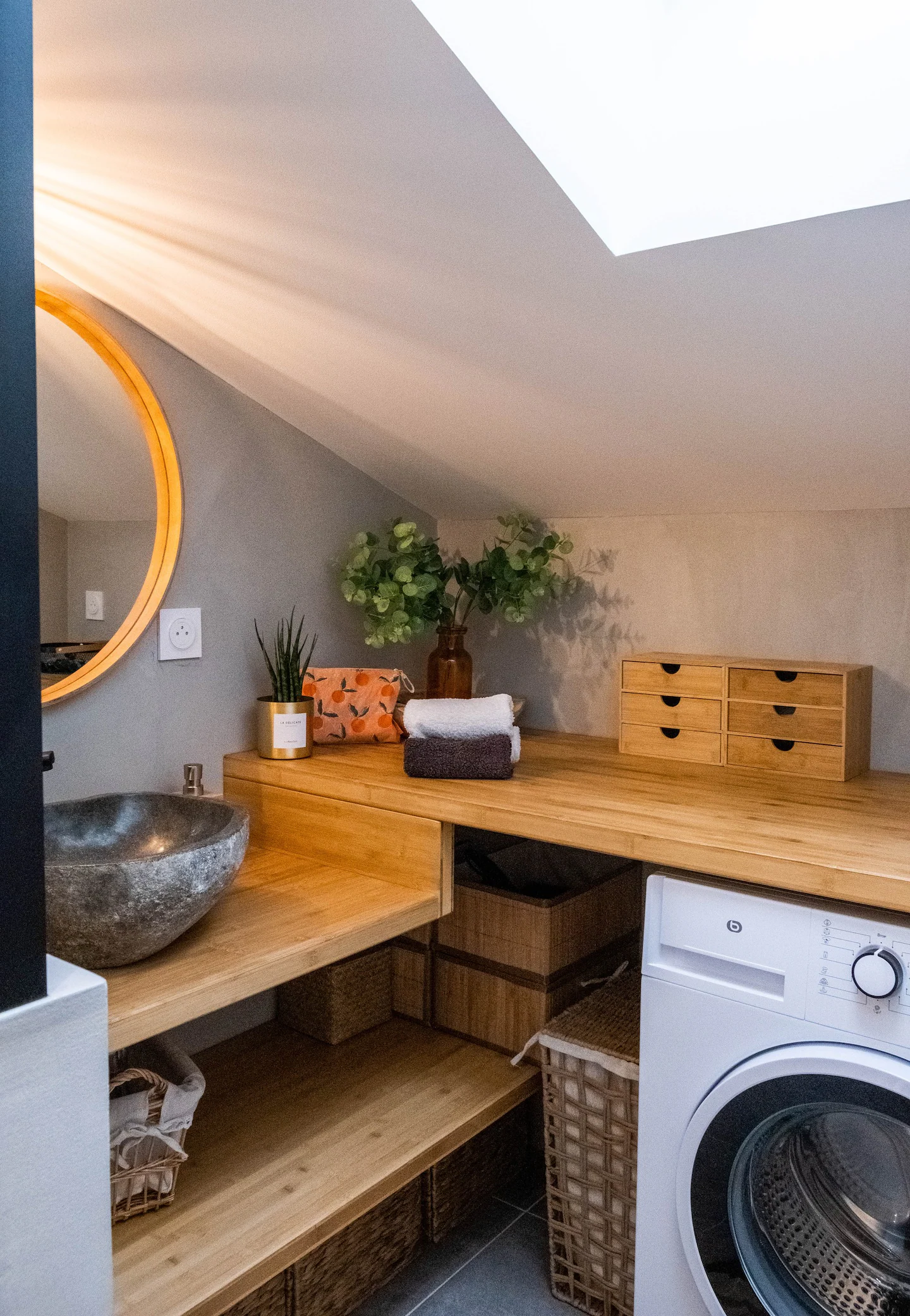 salle de bain avec velux décoration moderne le cocon de Nina appartement La Rochelle salle de bain avec velux décoration moderne le cocon de Nina appartement La Rochelle