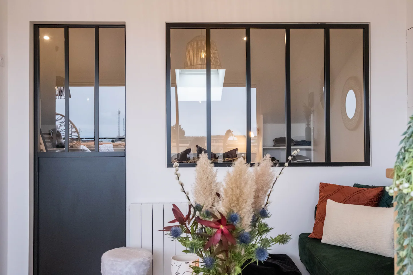 salon avec verrière décoration moderne le cocon de Nina appartement La Rochelle salon avec verrière décoration moderne le cocon de Nina appartement La Rochelle