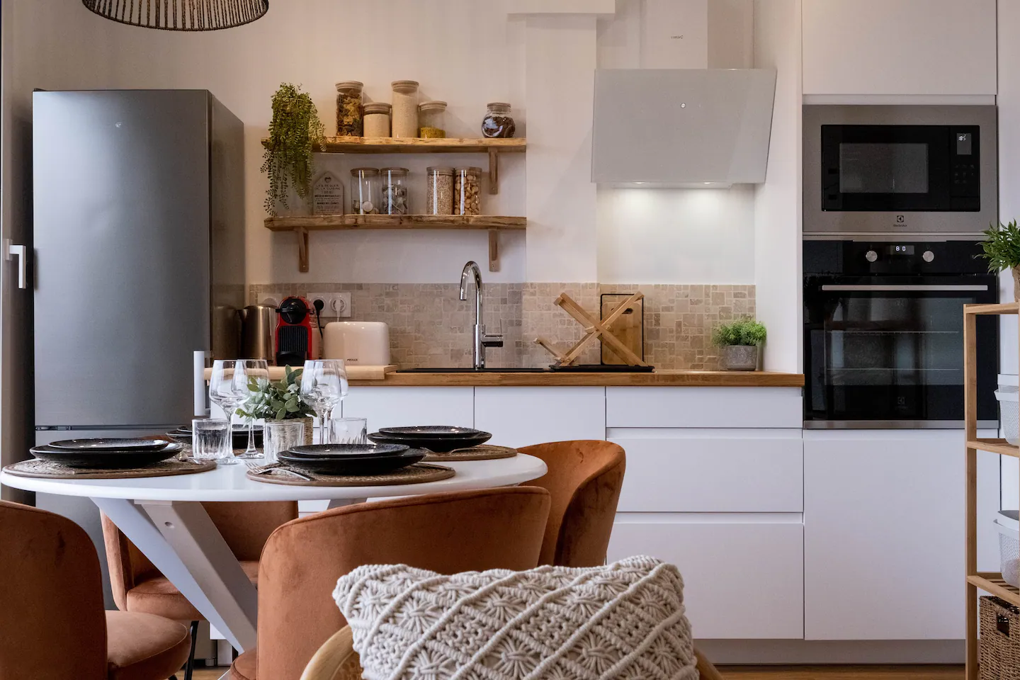 cuisine blanche et bois décoration moderne le cocon de Nina appartement La Rochelle cuisine blanche et bois décoration moderne le cocon de Nina appartement La Rochelle