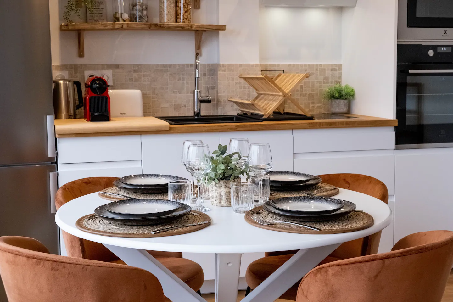 cuisine blanche et bois décoration moderne le cocon de Nina appartement La Rochelle cuisine blanche et bois décoration moderne le cocon de Nina appartement La Rochelle