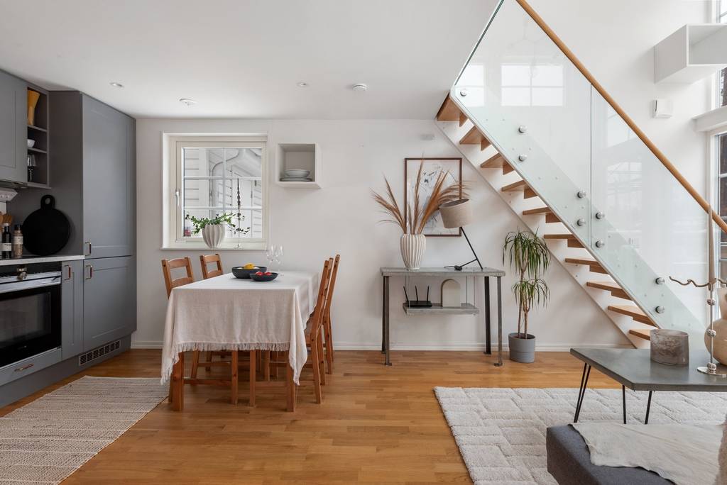 salon avec escalier mini maison 33m2