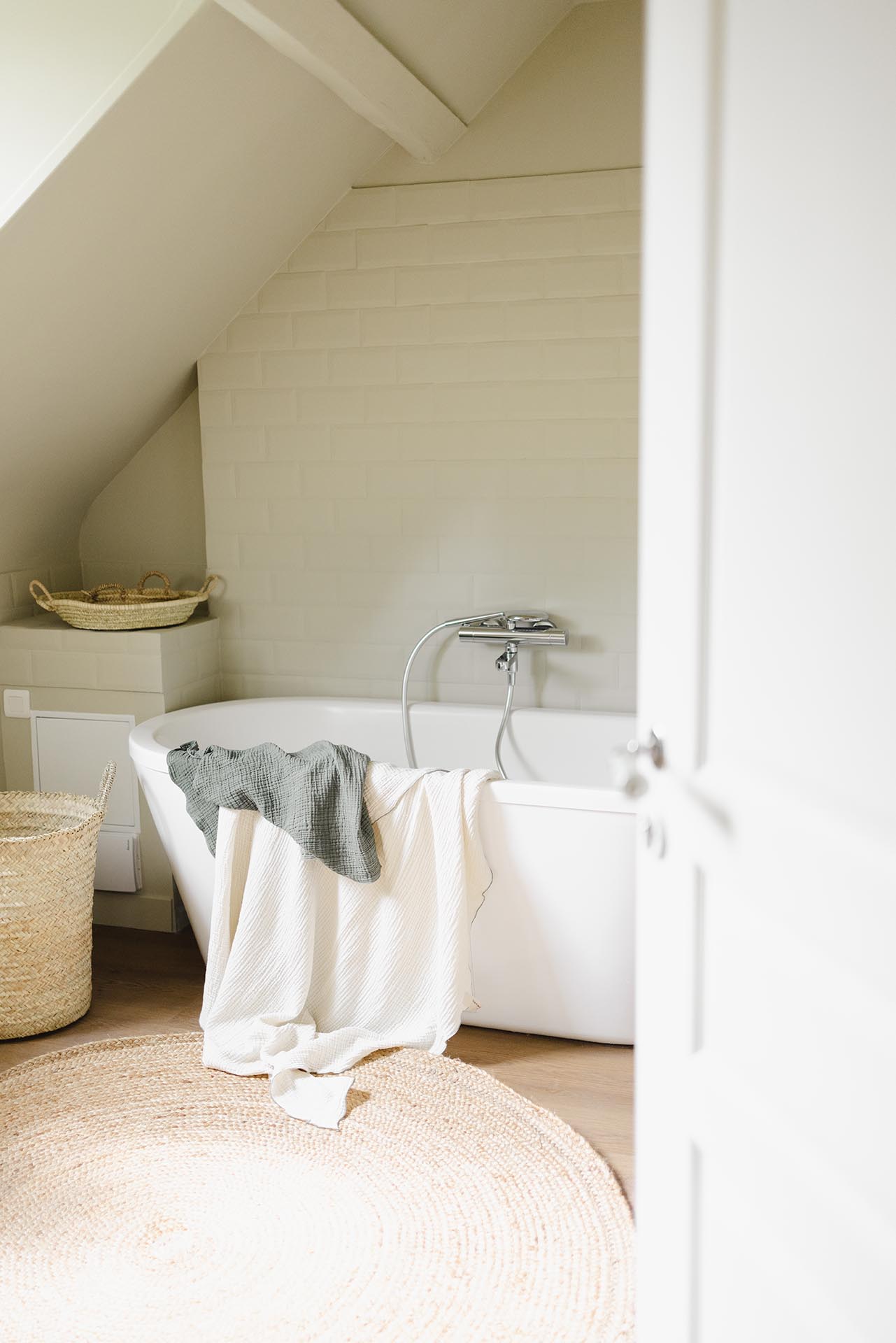 salle de bain mansardée décoration blanche et naturelle maison près de Paris villa La Minotte Monfort-'Amaury