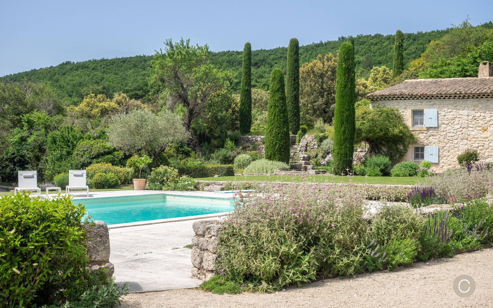 jardin avec piscine maison en pierres Drôme provençale