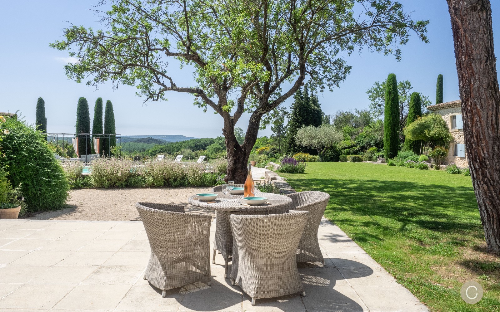 jardin avec piscine maison en pierres Drôme provençale