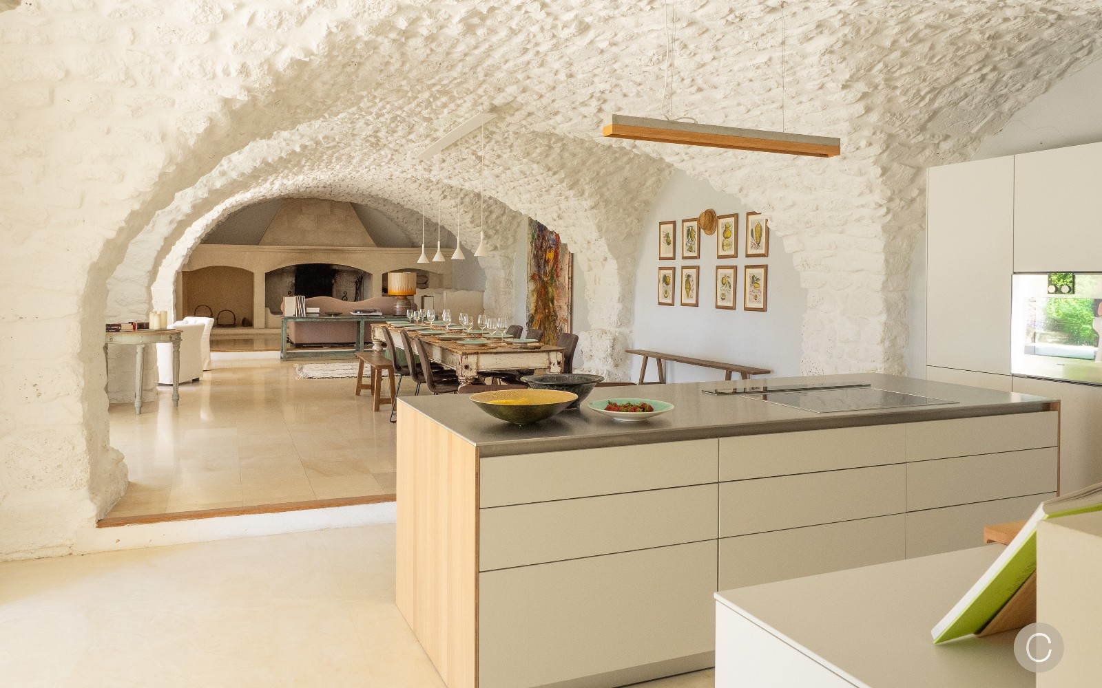 cuisine et salle à manger maison en pierres Drôme provençale
