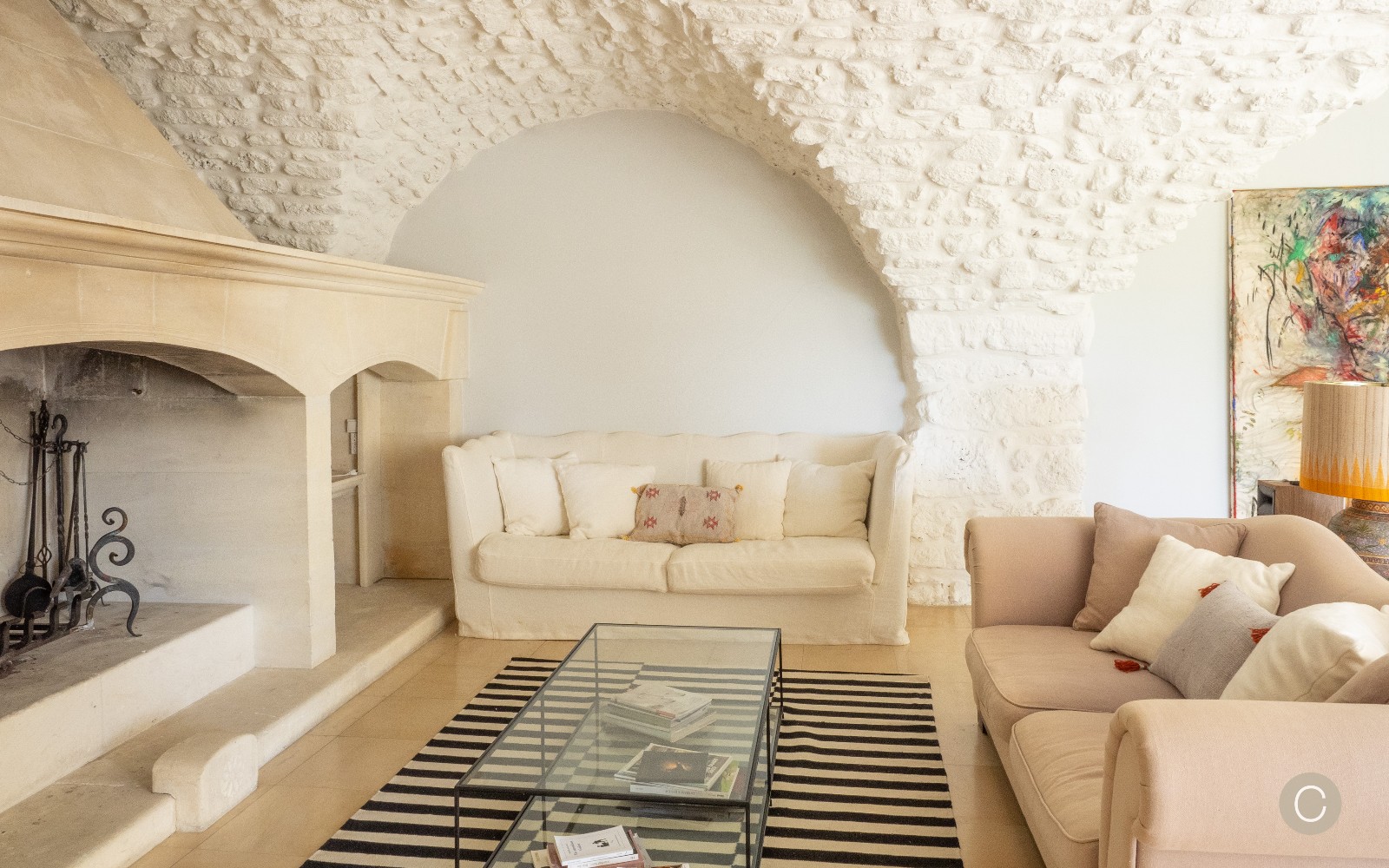salon avec cheminée en pierre et plafond voûté