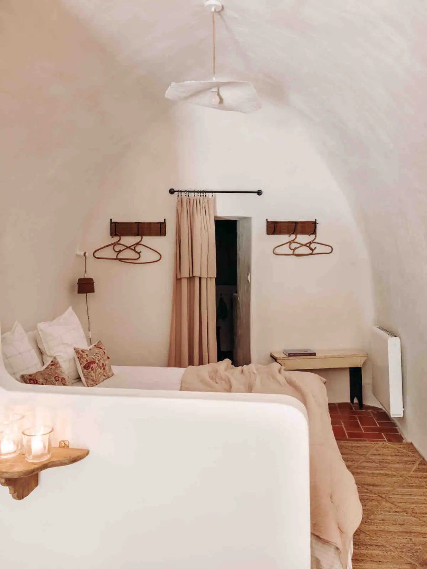 chambre ouverte sur salon plafond voûté décoration rustique chic Maisons Clotilde