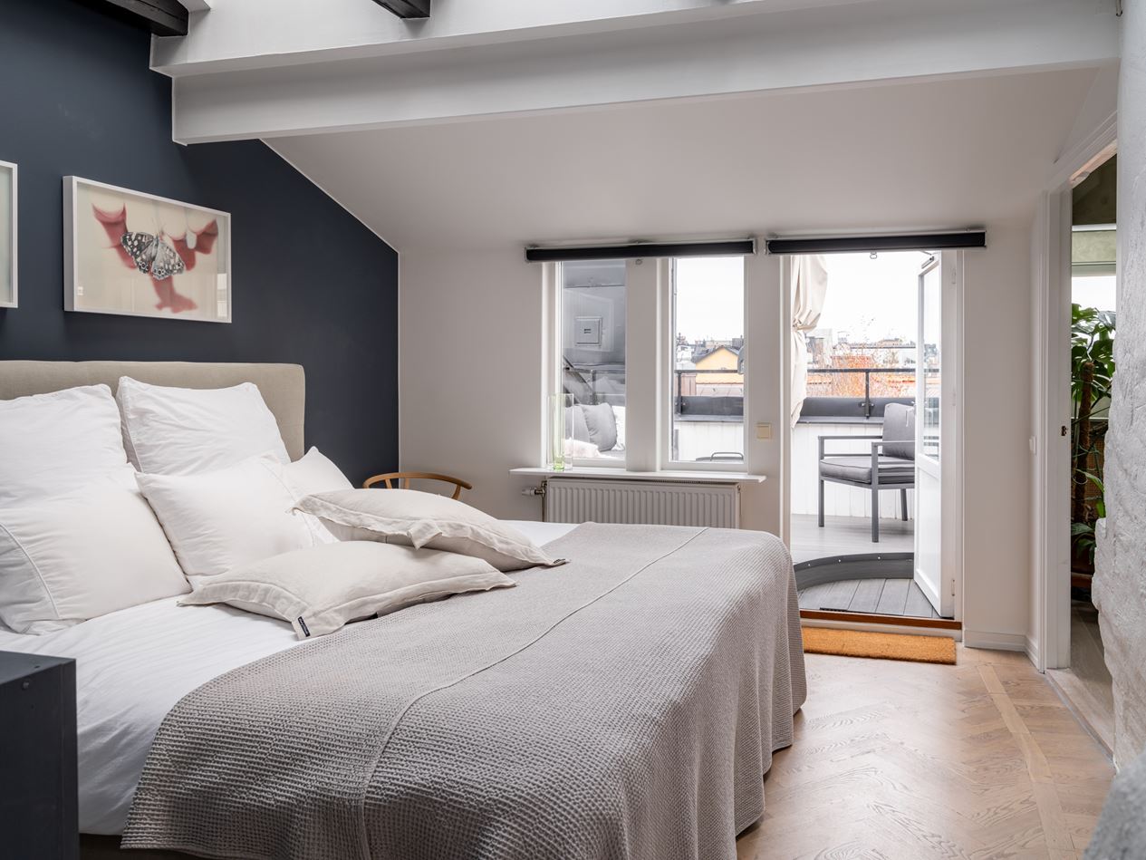 chambre appartement sous combles avec poutres décoration scandinave