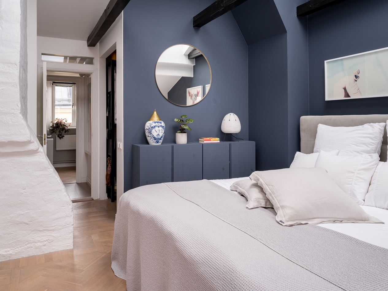 chambre appartement sous combles avec poutres décoration scandinave