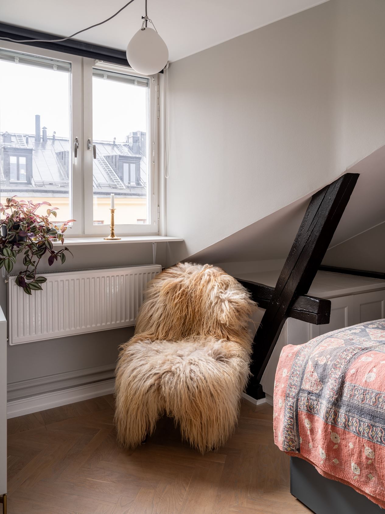 chambre appartement sous combles avec poutres décoration scandinave