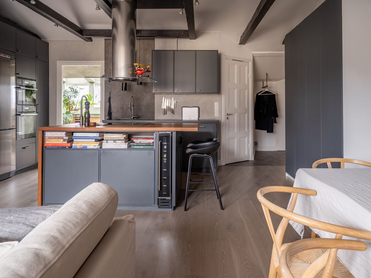 salon avec cuisine ouverte appartement sous combles avec poutres décoration scandinave
