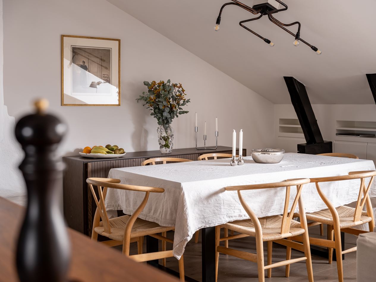 salle à manger appartement sous combles avec poutres décoration scandinave