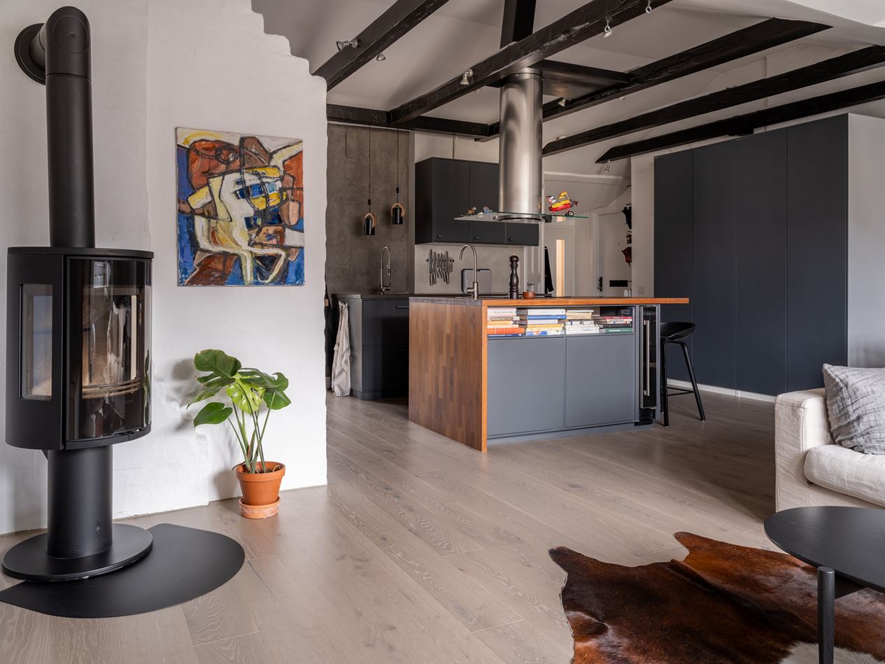 salon avec cuisine ouverte appartement sous combles avec poutres décoration scandinave