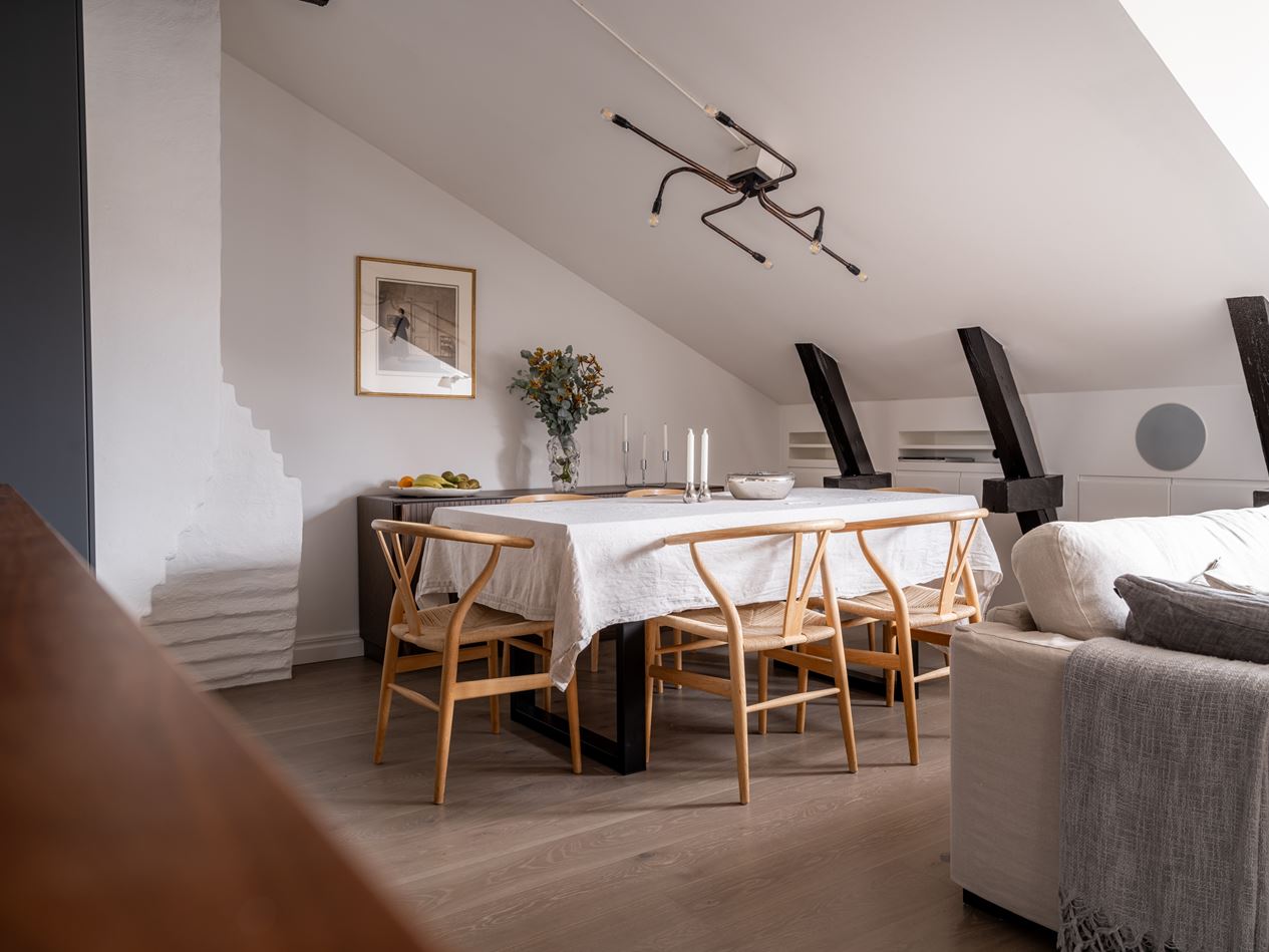 salon appartement sous combles avec poutres décoration scandinave