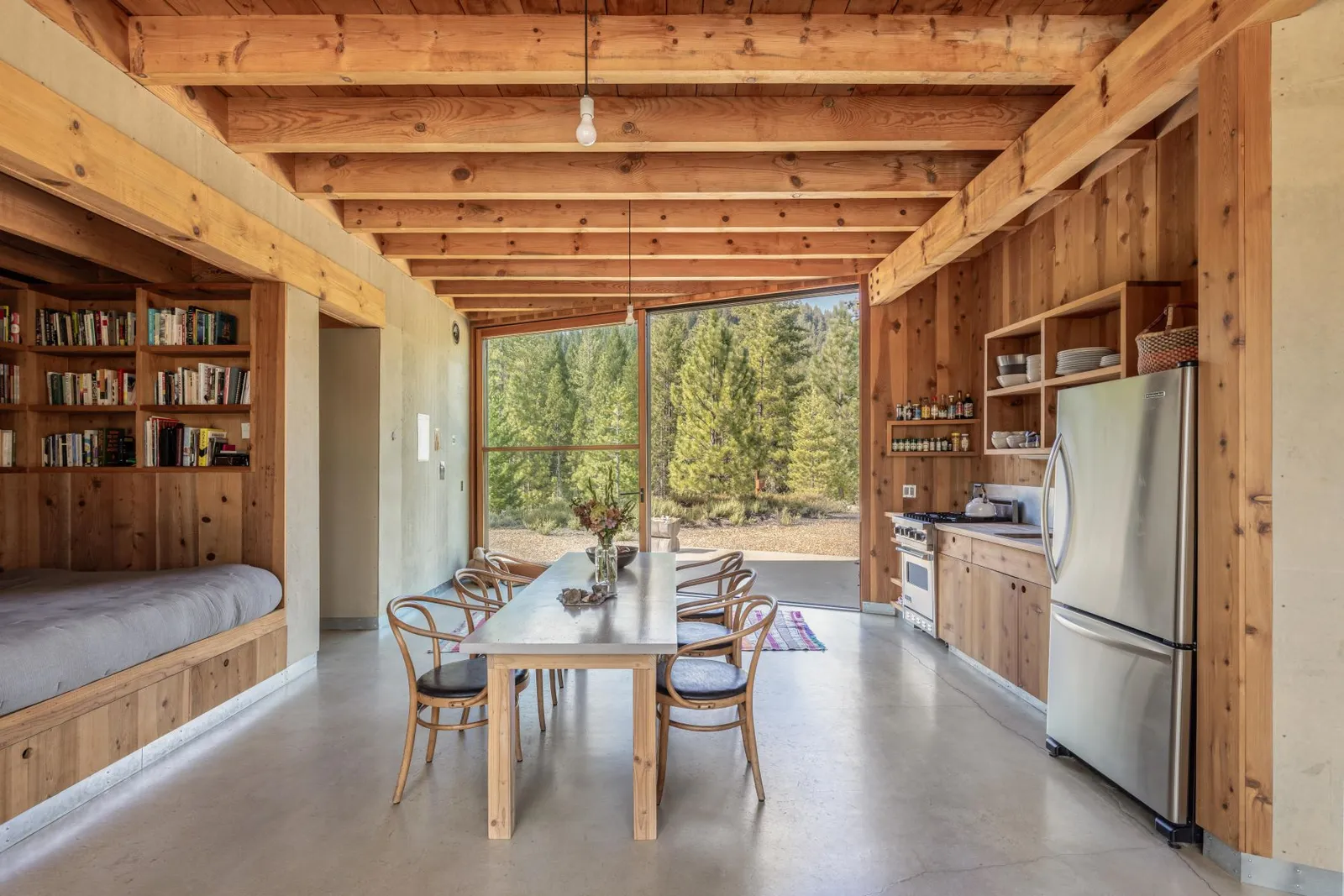 cuisine et salon maison architecte Mountain House Atelier Bow Wow 
