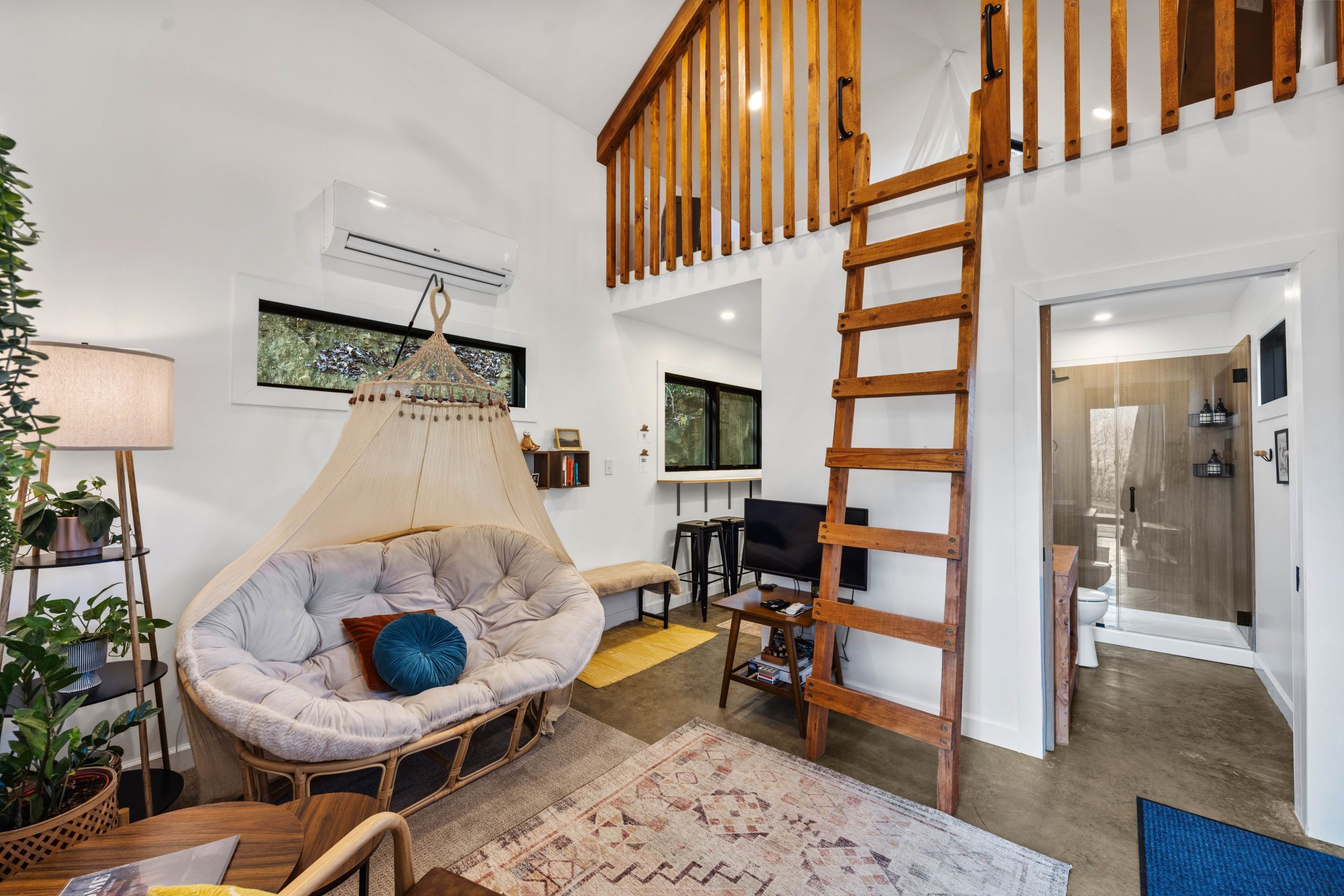 salon avec mezzanine petite maison en bois 37m2 The Taoist Cabin salon avec mezzanine petite maison en bois 37m2 The Taoist Cabin