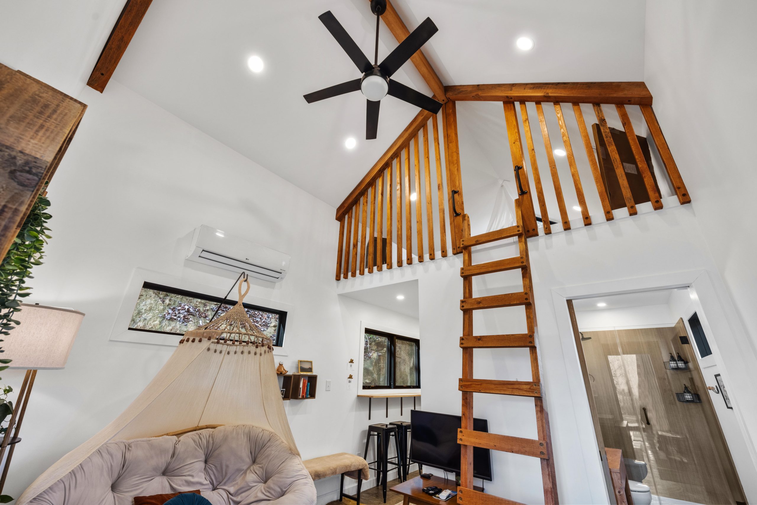 salon avec mezzanine petite maison en bois 37m2 The Taoist Cabin salon avec mezzanine petite maison en bois 37m2 The Taoist Cabin