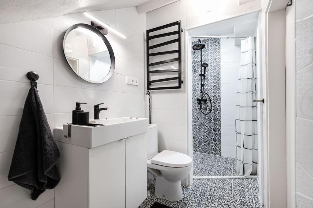 salle de bain blanche mansardée décoration moderne