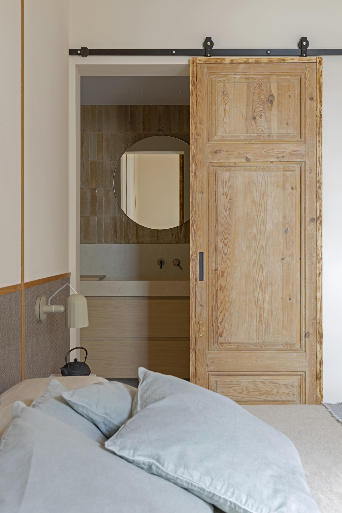 salle de bain avec porte grange sur rail métallique salle de bain avec porte grange sur rail métallique