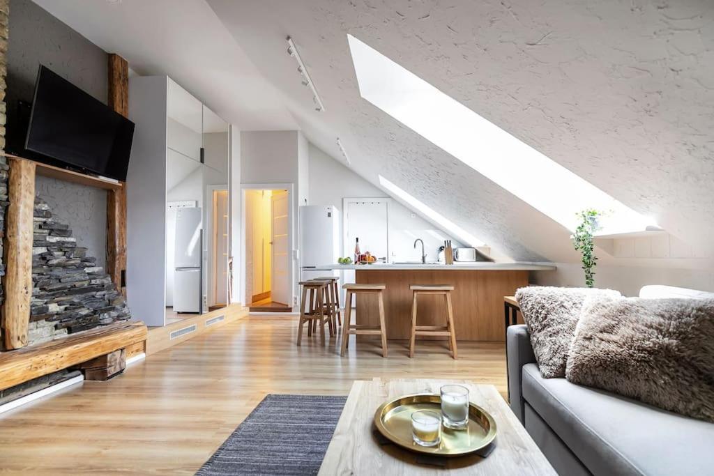 salon mansardé avec velux