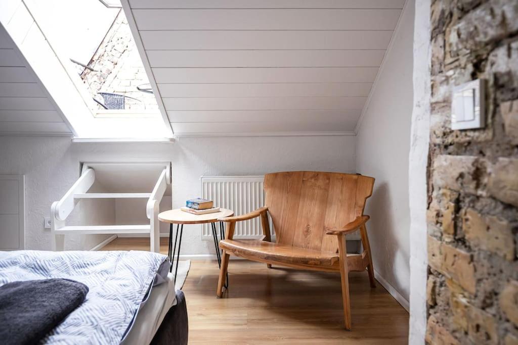 chambre mansardée avec briques appartement Vilnius décoration moderne