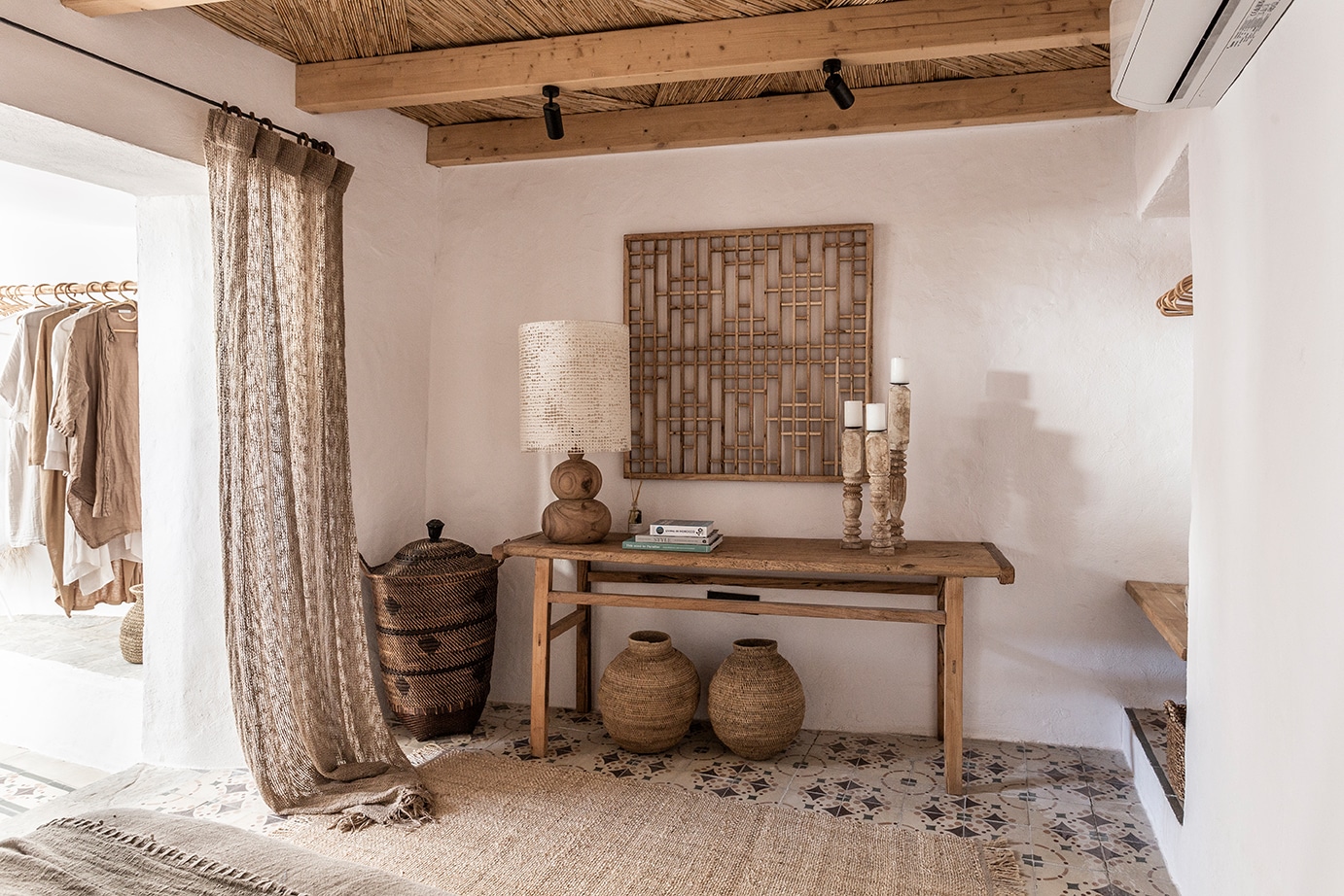 chambre avec poutres décoration naturelle