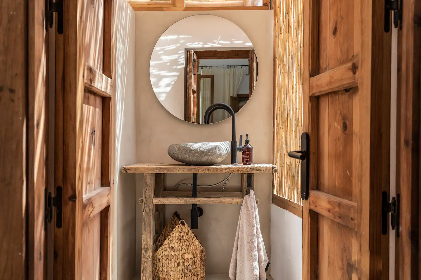 salle de bain avec vasque en pierre décoration rustique chic