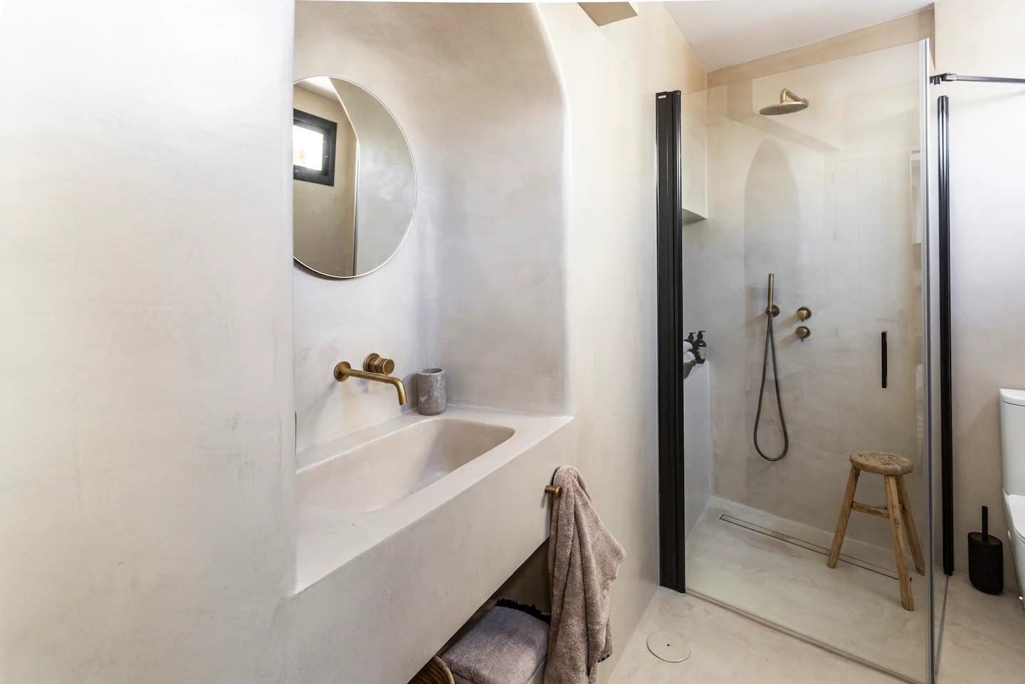 salle de bain murs enduits