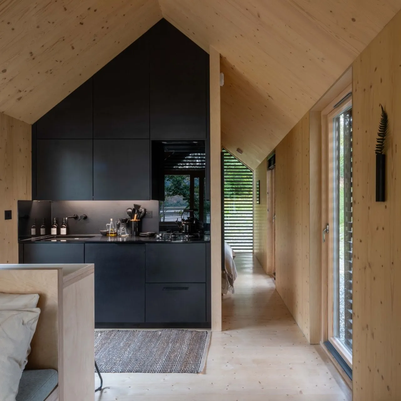 cuisine design noire mini maison en bois 27m2 Kabn cuisine design noire mini maison en bois 27m2 Kabn