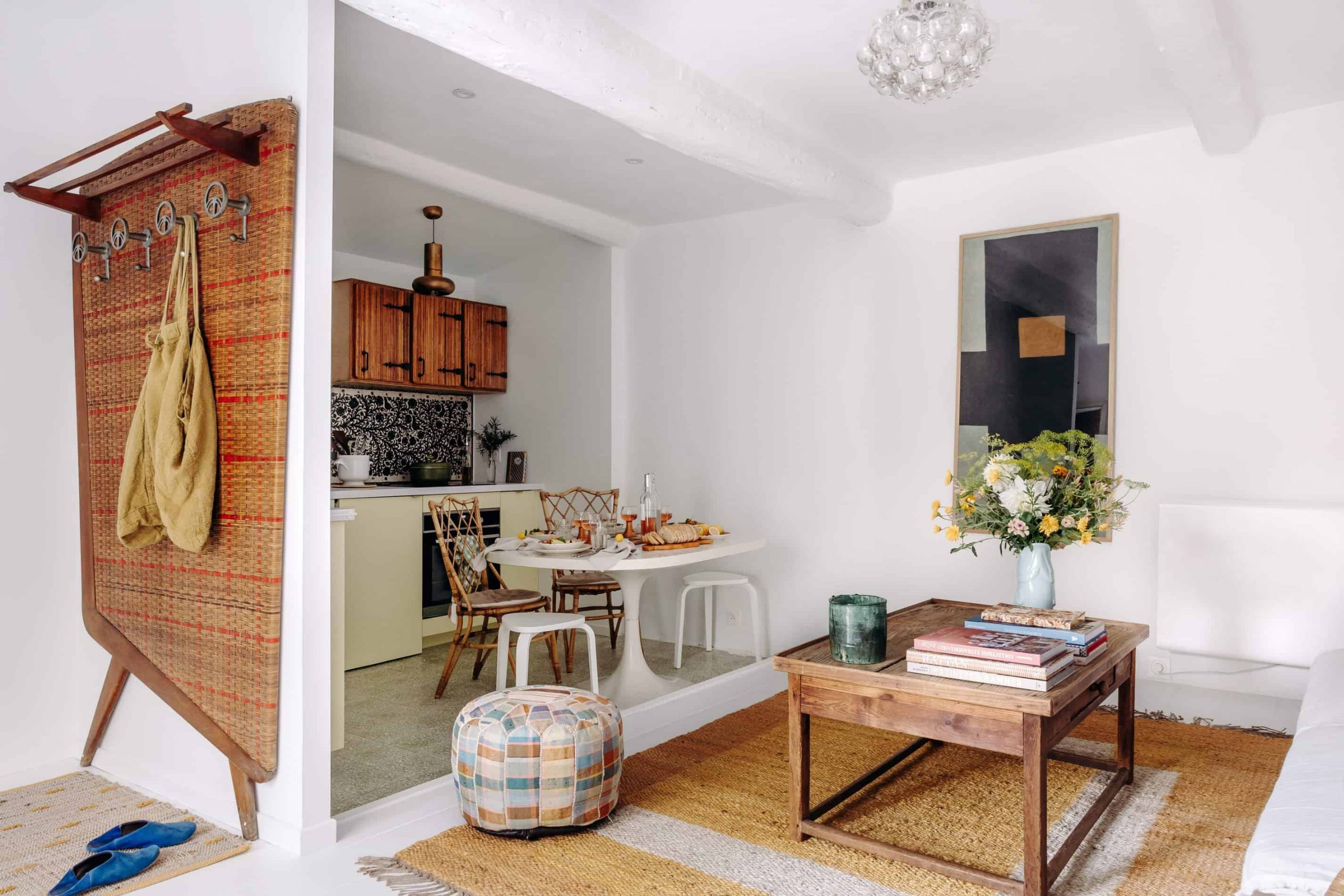 salon avec cuisine ouverte décoration rustique chic Maisons Clotilde le 4