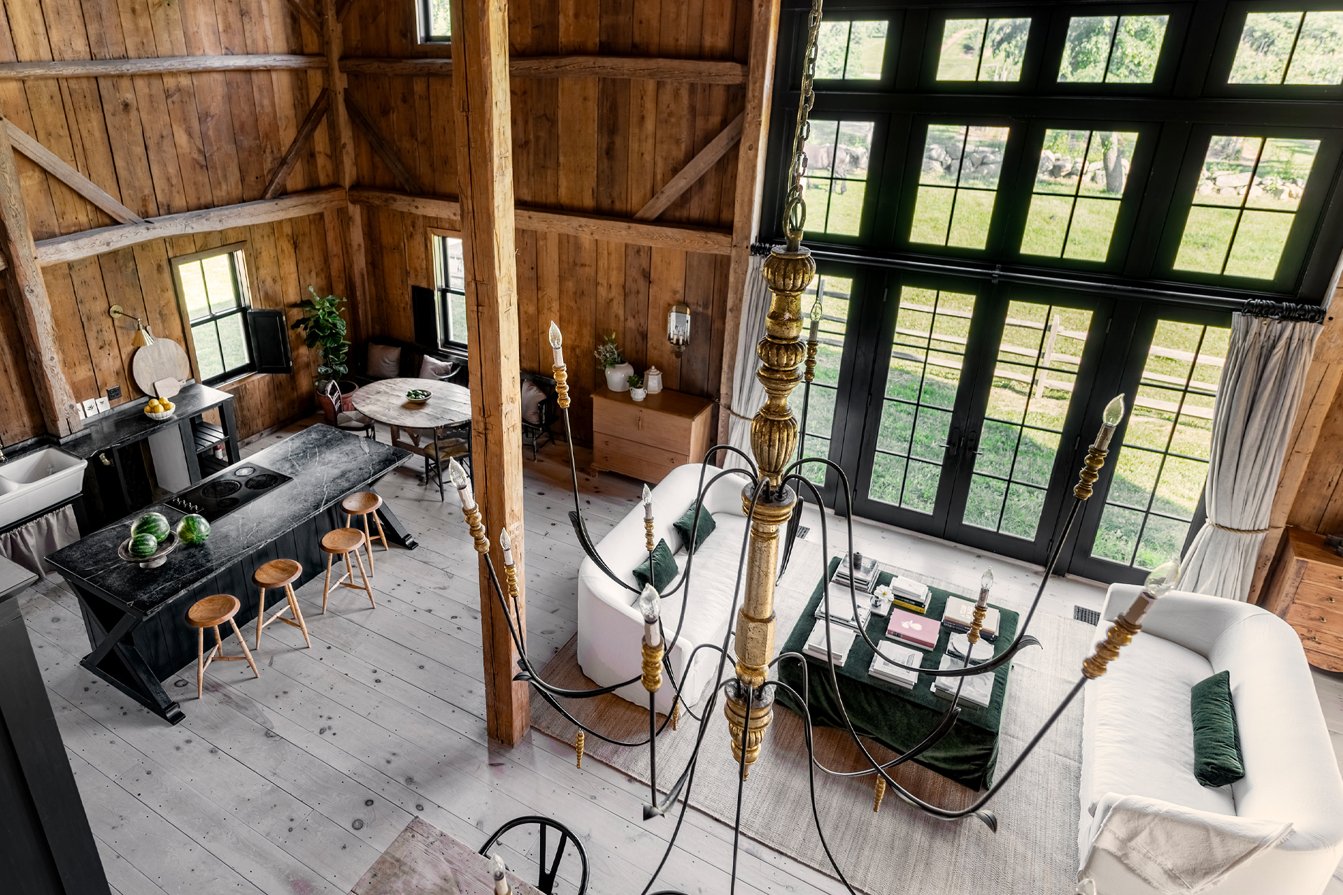 vue salon depuis mezzanine The Barn at Asa Stone Farm vue salon depuis mezzanine The Barn at Asa Stone Farm