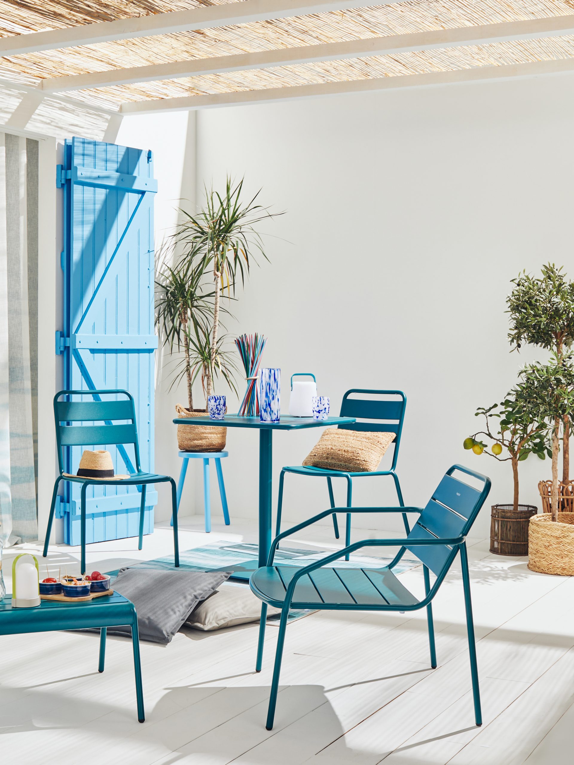 terrasse avec pergola décoration bleue collection 4MURS 2024