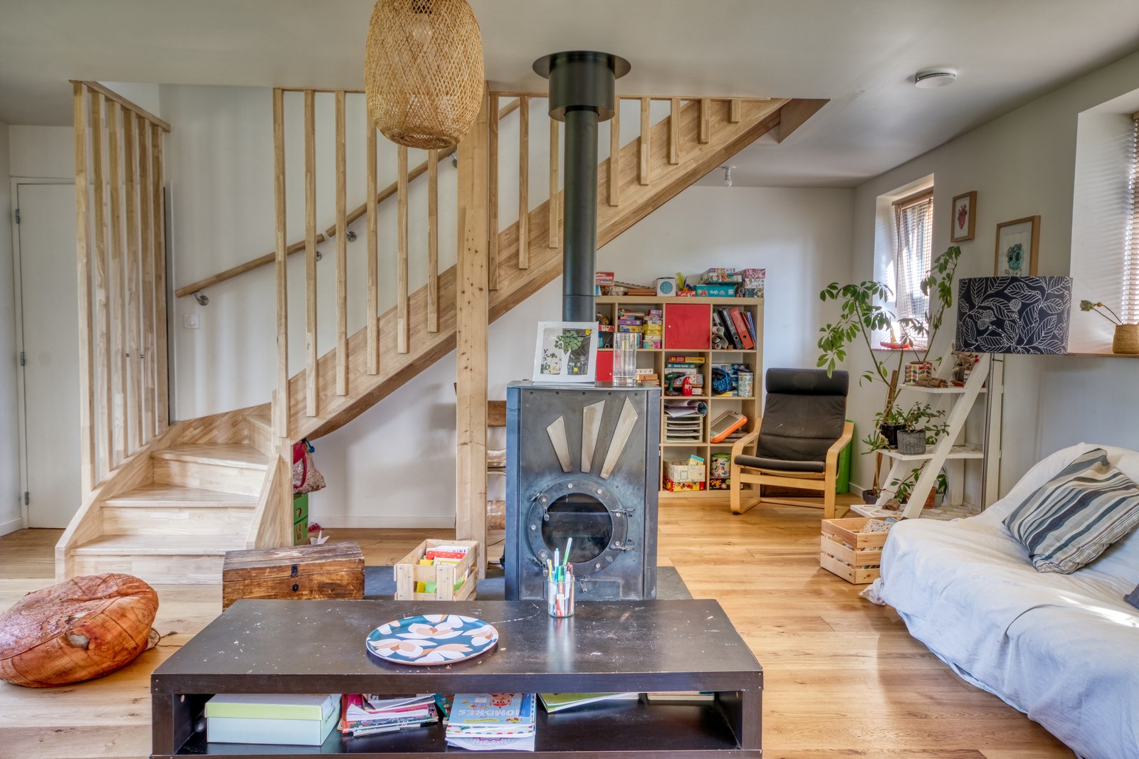 salon avec escalier et pôele salon avec escalier et pôele