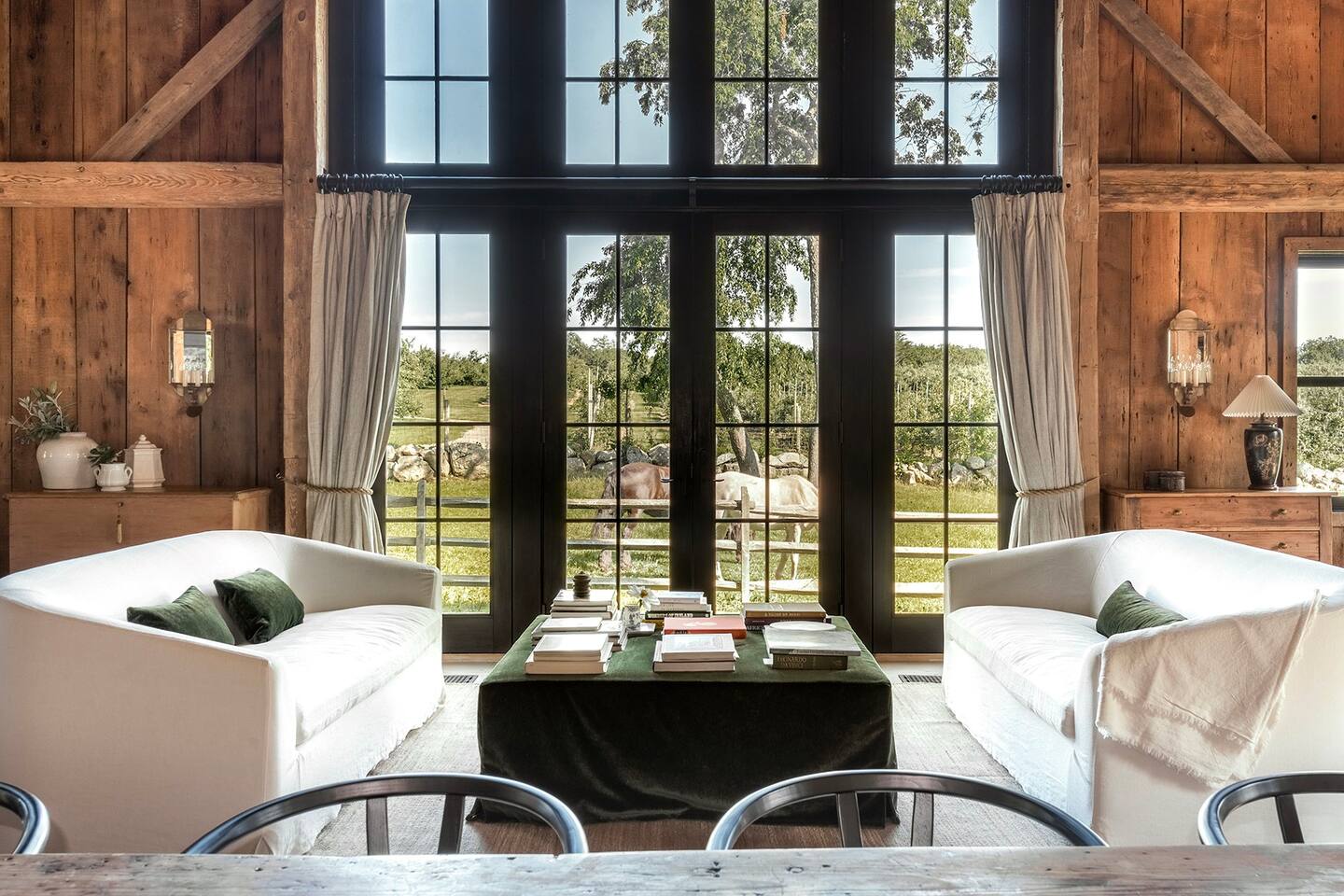 salon avec baie vitrée maison en bois The Barn at Asa Stone Farm salon avec baie vitrée maison en bois The Barn at Asa Stone Farm